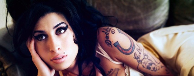 Δείτε φωτογραφίες από το άγαλμα της Amy Winehouse που αποκαλύφθηκε στο Camden!