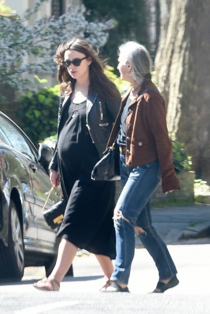 EXCLUSIVE: INF - A Very Pregnant Keira Knightley Heads To Lunch With Her Mom & Husband In London