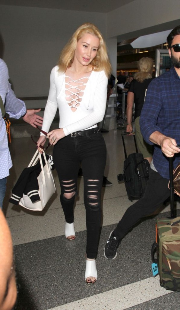 Iggy Azalea looks amazing in a black & white outfit as she catches a flight out of Los Angeles. The sexy Australian singer was seen in black pants, a white top that bared her cleavage & white open-toed shoes as she catches a flight out of LAX.Picture