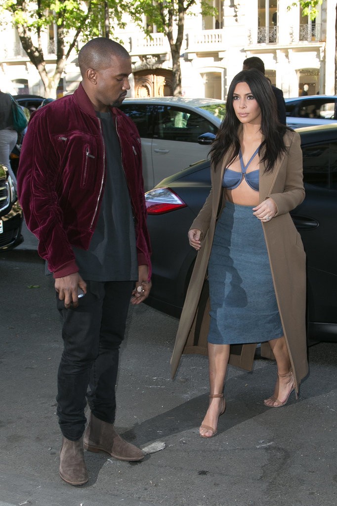 Pictures-Kanye-West-Checffking-Out-Kim-Kardashian