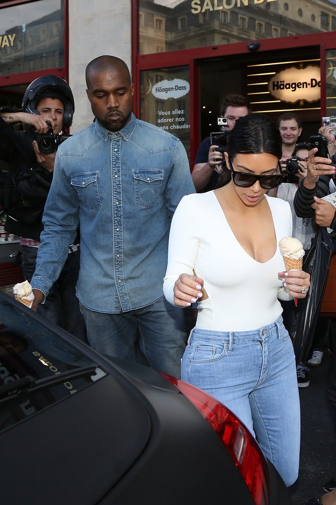 Pictures-Kanye-West-Checkiefwefng-Out-Kim-Kardashian