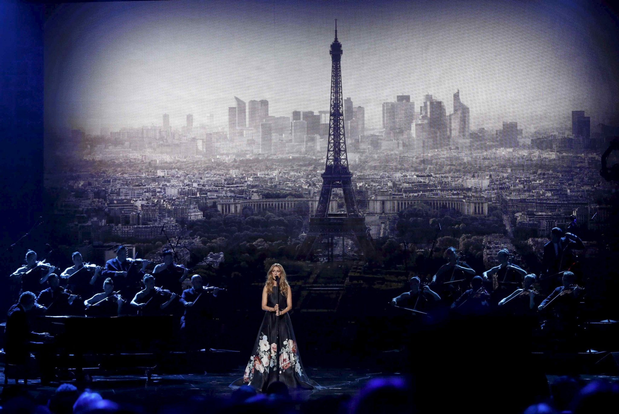 Celine Dion performs "Hymne a l'amour" (Ode to love) in honor of the victims of the recent Paris attacks as an image of the Eiffel Tower is shown in the background during the 2015 American Music Awards in Los Angeles, California November 22, 2015. REUTERS/Mario Anzuoni TPX IMAGES OF THE DAY