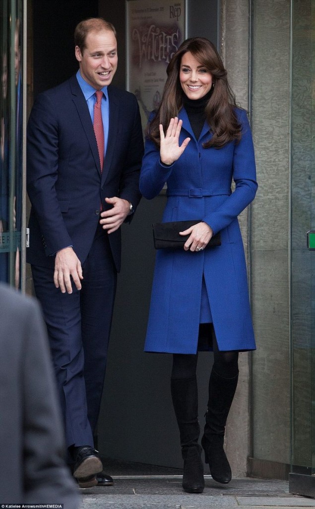 kate_middleton_blue_coat_with_william_a9211