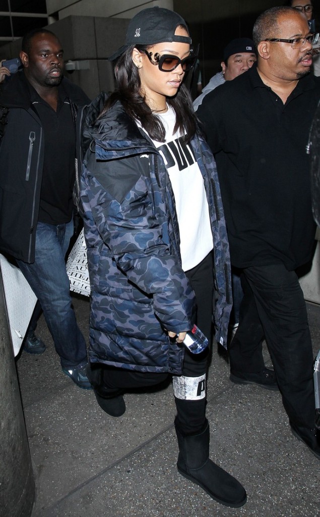 Λίγες ημέρες πριν την επίσημη κυκλοφορία του νέου της album, που ετοιμάζει πυρετωδώς τον τελευταίο χρόνο, η Rihanna βρέθηκε στο αεροδρόμιο του Λος Άντζελες λίγο πριν ταξιδέψει.  