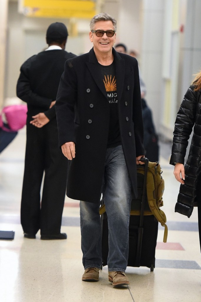 Λίγο αφότου κατέφτασε στο αεροδρόμιο της Νέας Υόρκης εθεάθη ο George Clooney, ο οποίος επισκέφτηκε την πόλη με αφορμή τα συμπληρωματικά γυρίσματα για τη νέα του ταινία με τίτλο «Money Monster».