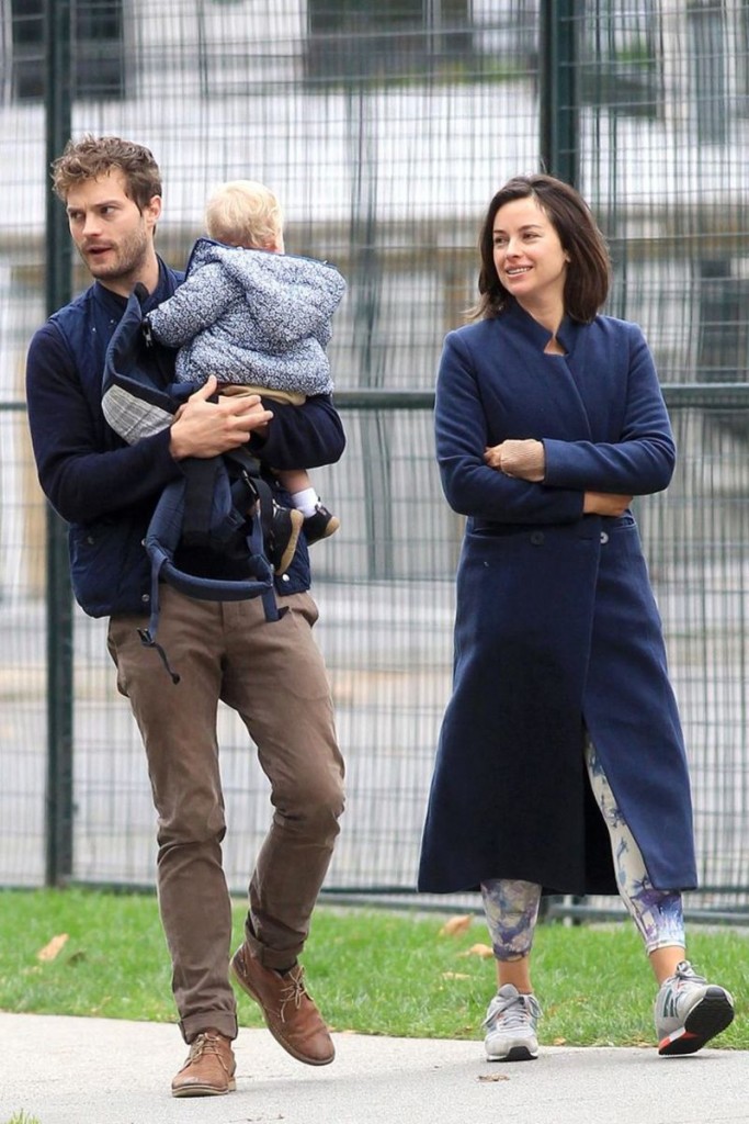 Ο Jamie Dornan με τη σύζυγό του Amelia Warner και την 2 ετών κόρη τους.