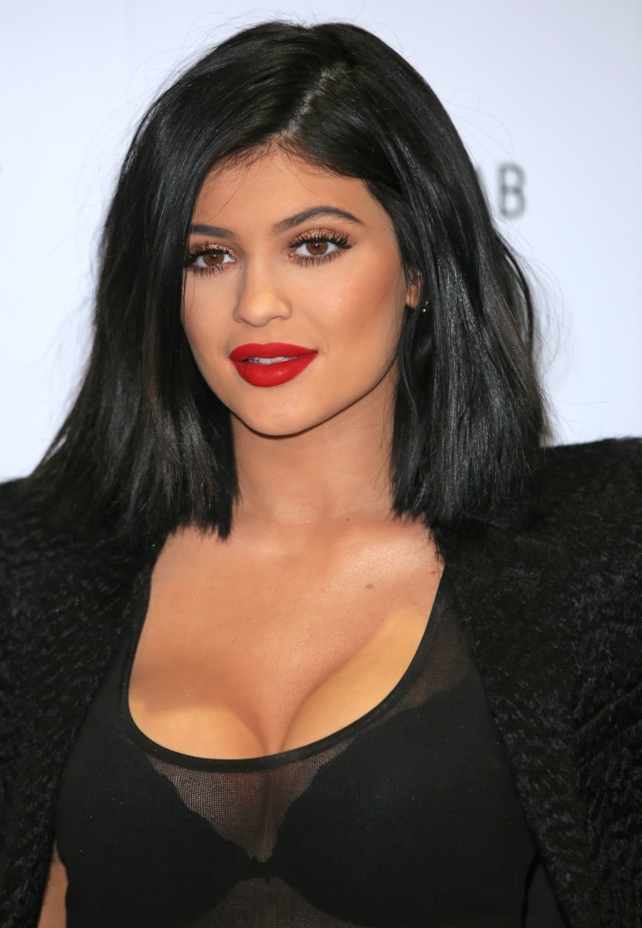kylie-jenner-cleavage-makeup-malfunction-mishap-031415-6