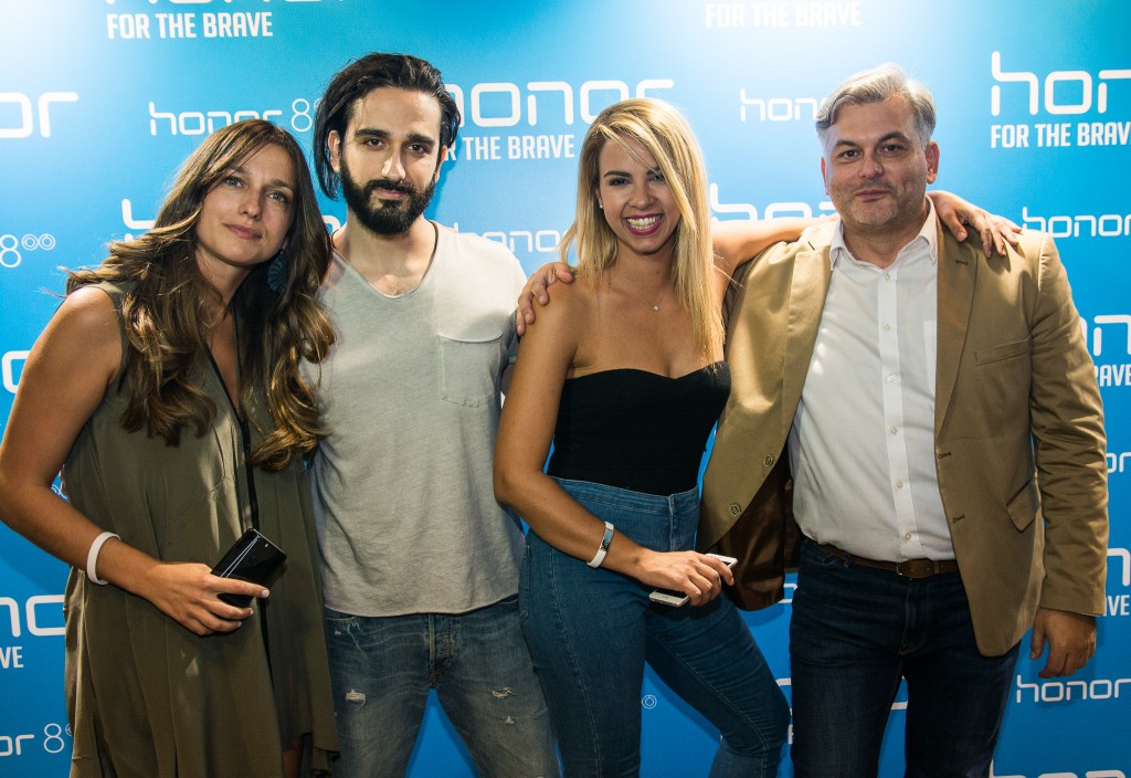 Το marketing team της Huawei, Πέτρος Δρακόπουλος και Νατάσα Καραμπουρνιώτη μαζί με την Τζένη Μελιτά και τον Διονύση Ατζαράκη