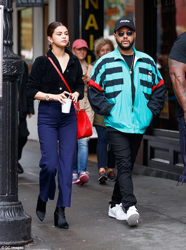Selena φορούσε jacket The Weeknd