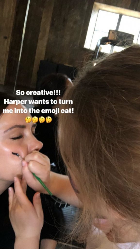 Η κόρη των David και Victoria Beckham ως makeup artist