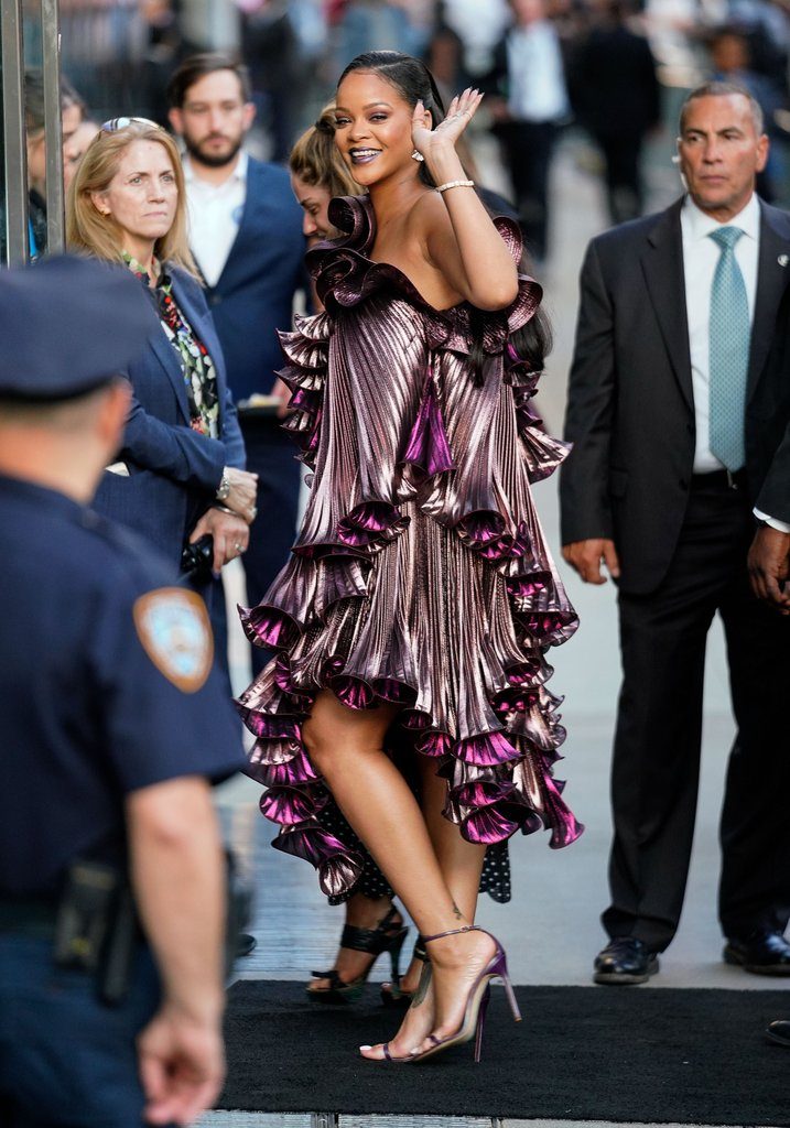 Η Rihanna με μεταλλικό waterfall effect φόρεμα 