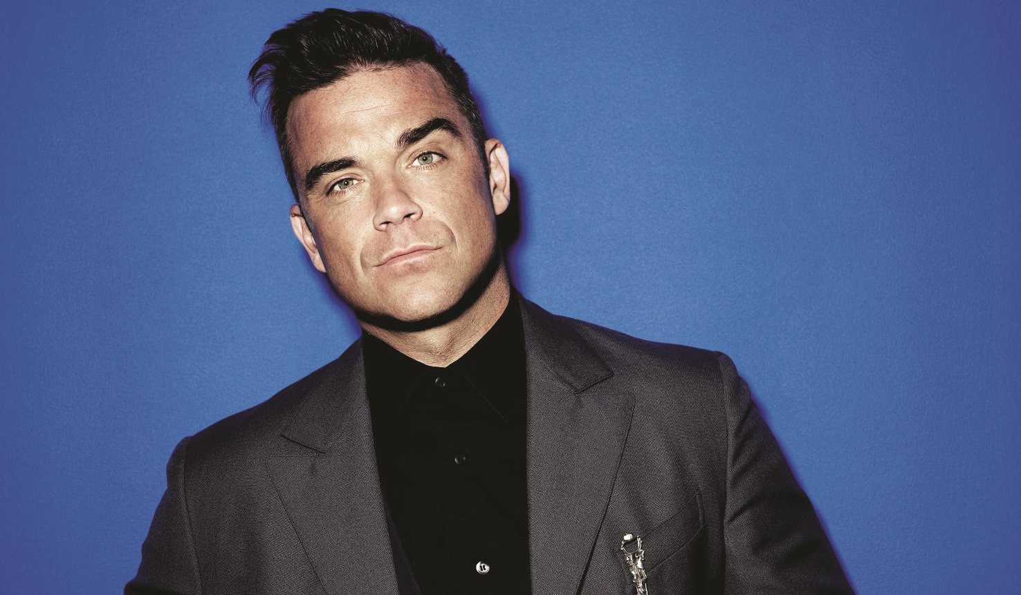 Έκανε ο Robbie Williams τατουάζ το πρόσωπο του στο στήθος
