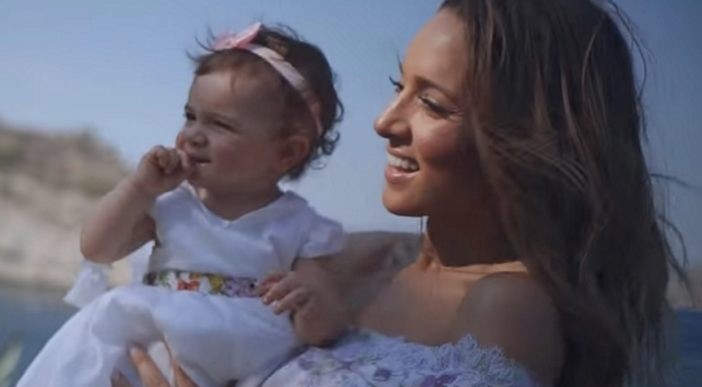 "Mommy Loves You": To νέο τραγούδι και video clip της Καλομοίρας