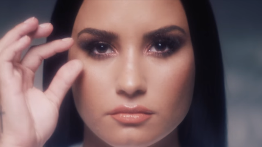 Demi Lovato ξεβάφεται