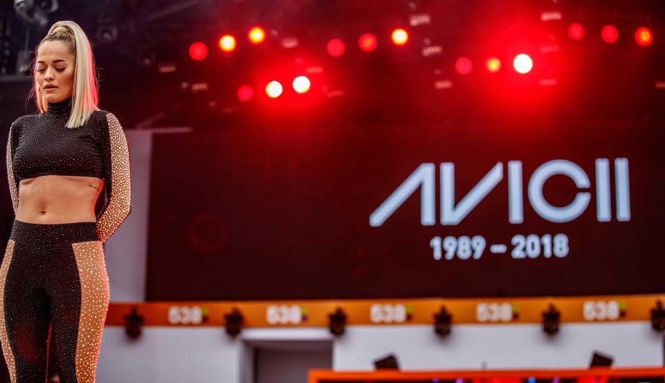 Η Rita Ora λυγίζει καταθέτωντας φόρο τιμής στη μνήμη του Avicii