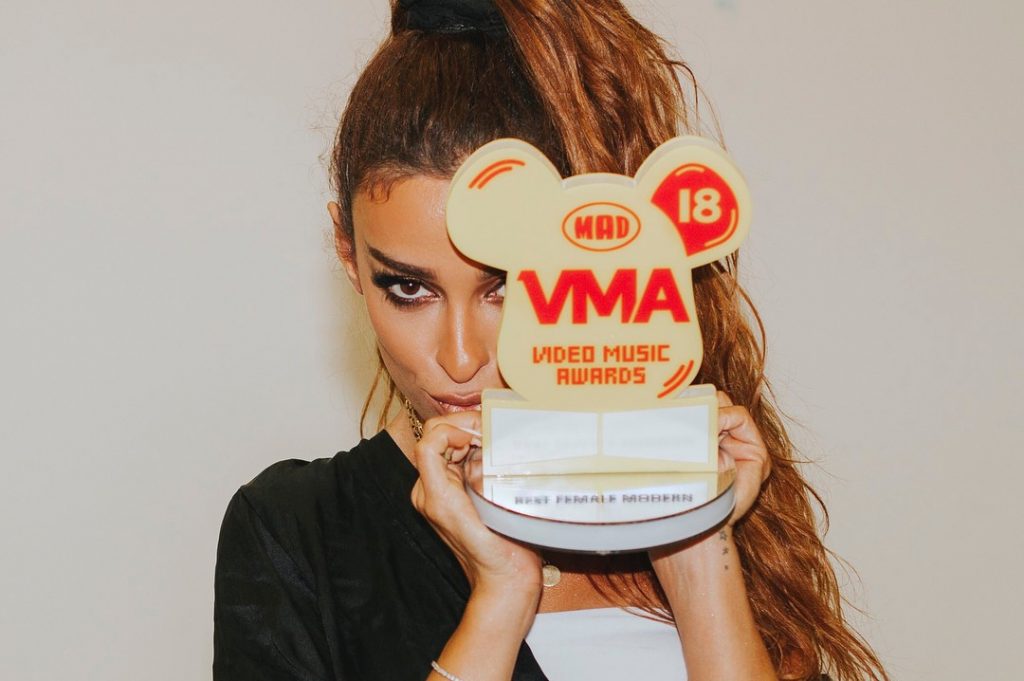Η Ελένη Φουρέιρα γλυκιά σαν "Caramela" παρέλαβε το βραβείο της στα Mad Video Music Awards 2018 by Coca-Cola and McDonald's