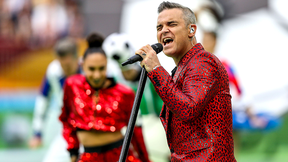 Robbie Williams έκανε κολοδάχτυλο στην τελετή έναρξης του Μουντιάλ