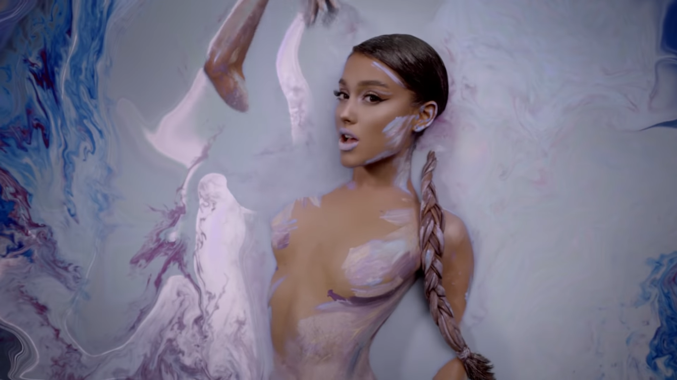 σκηνή από το βίντεο κλιπ της Ariana Grande