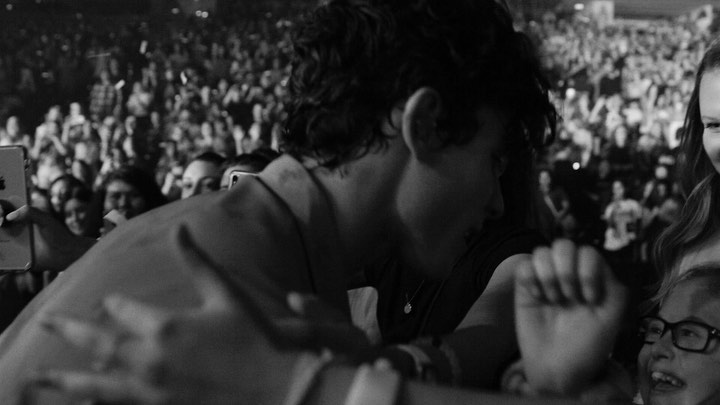 O Shawn Mendes γοητεύει το Instagram με ένα βίντεο που φιλάει μια μικρή fan του!