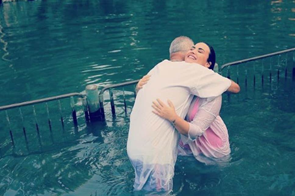 H Demy Lovato βαφτίστηκε στον Ιορδάνη ποταμό