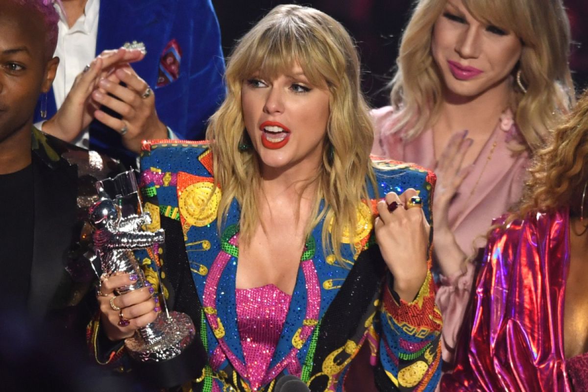 Η Taylor Swift ξεκίνησε "πόλεμο" με την πρώην δισκογραφική της