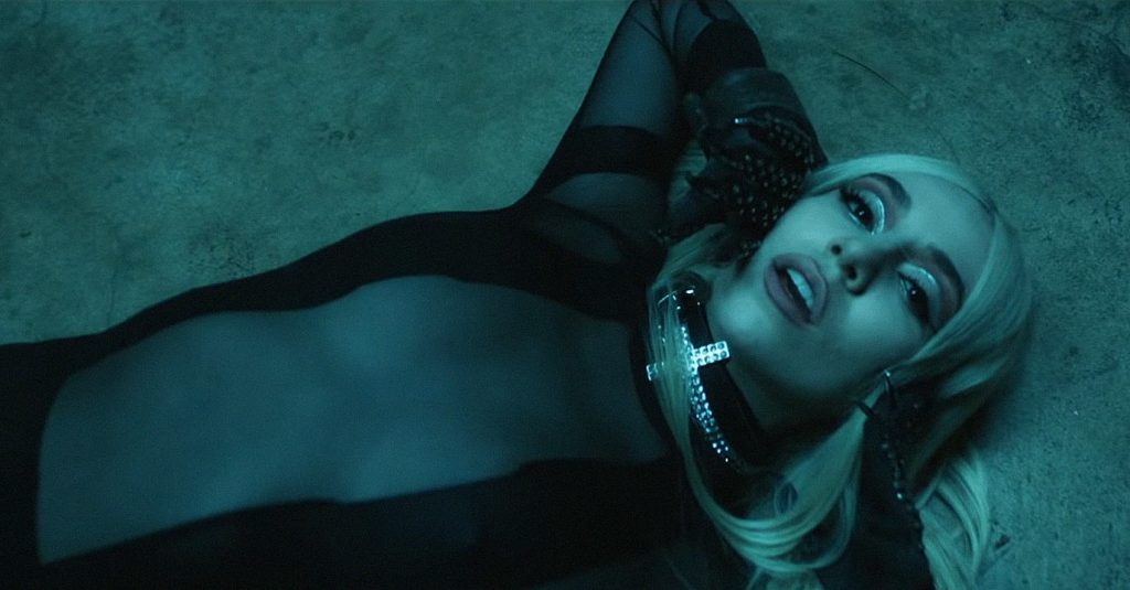 H Ava Max "φρικάρει" στο νέο της spooky video clip