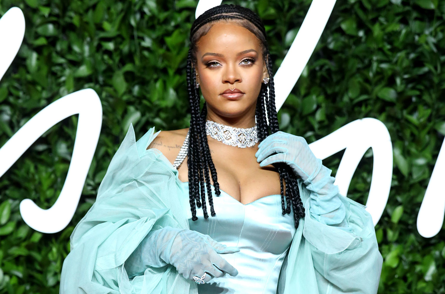 H Rihanna "κρύβεται" ενόψει της κυκλοφορίας του νέου της album