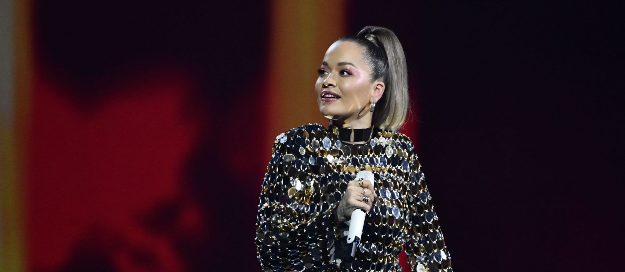 H Rita Ora τίμησε τον DJ Avicii σε συναυλία στη Στοκχόλμη
