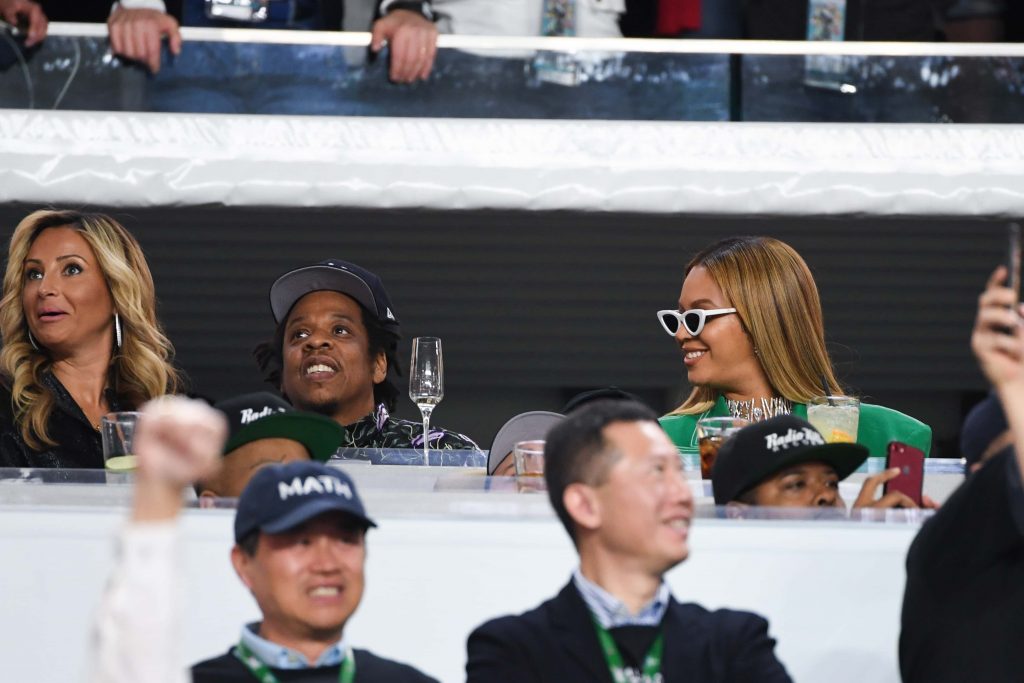 Beyoncé και Jay-Z παρέμειναν καθιστοί κατά τη διάρκεια του εθνικού ύμνου