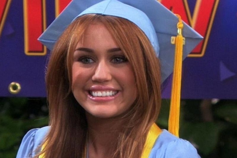 To Facebook θα μεταδώσει ζωντανά μια virtual τελετή αποφοίτησης όπου θα τραγουδήσει η Miley Cyrus!